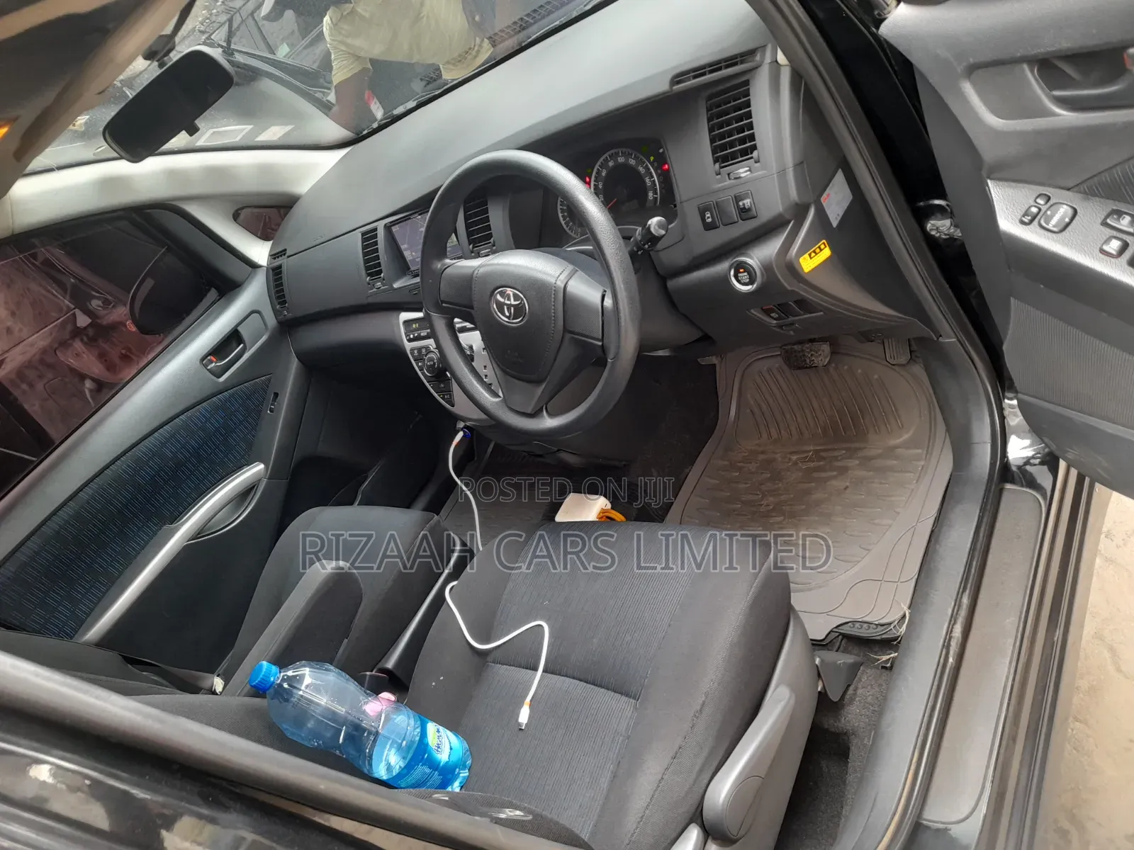 Toyota ISIS 2014 Black