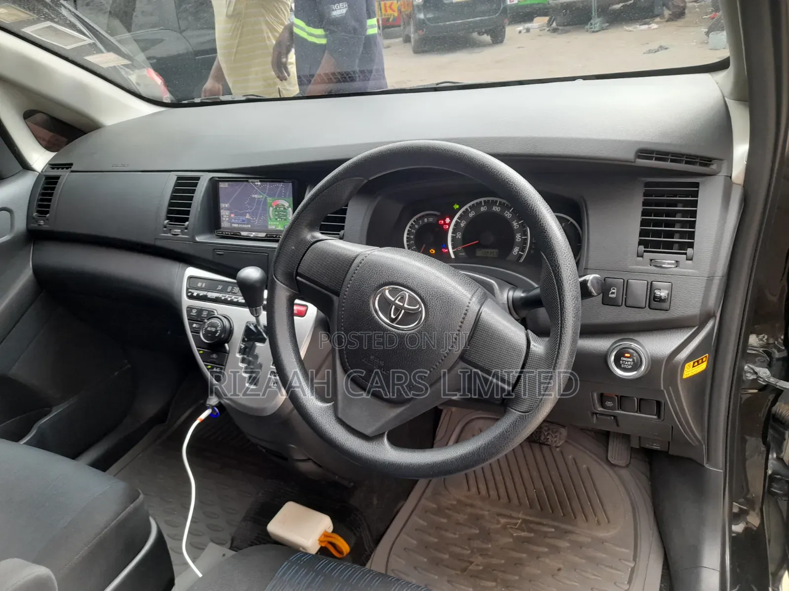 Toyota ISIS 2014 Black
