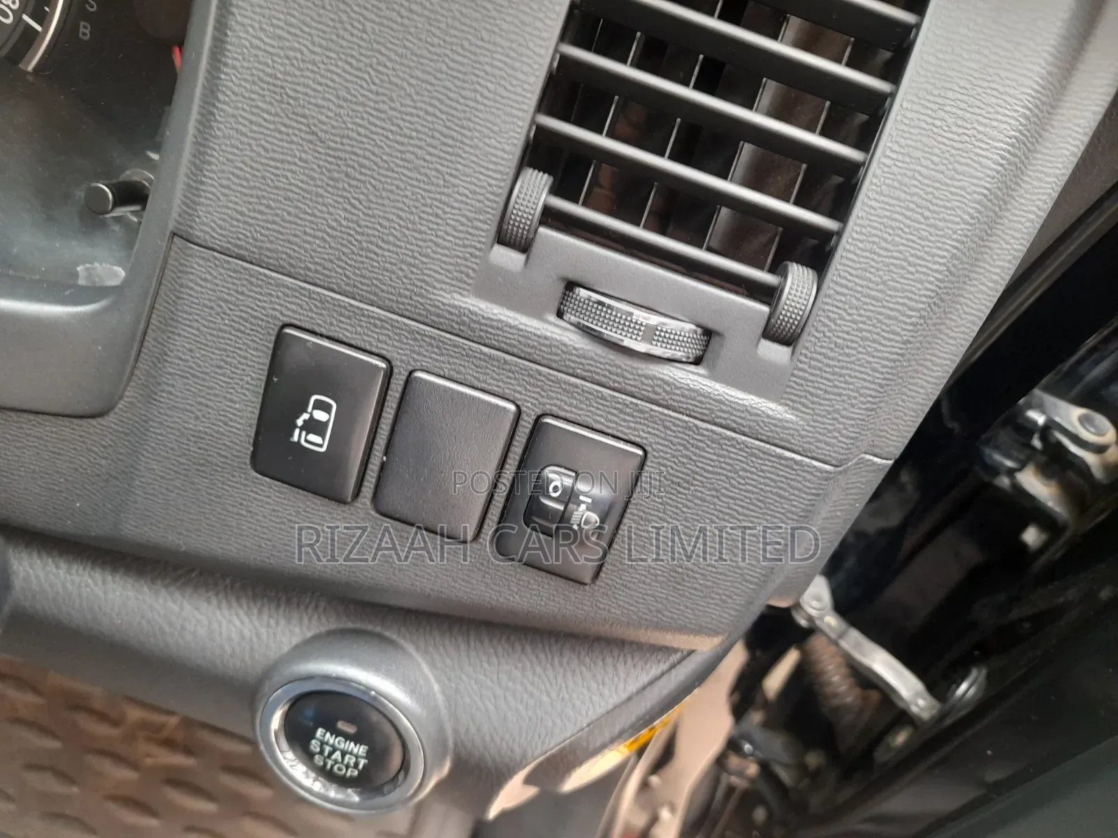 Toyota ISIS 2014 Black