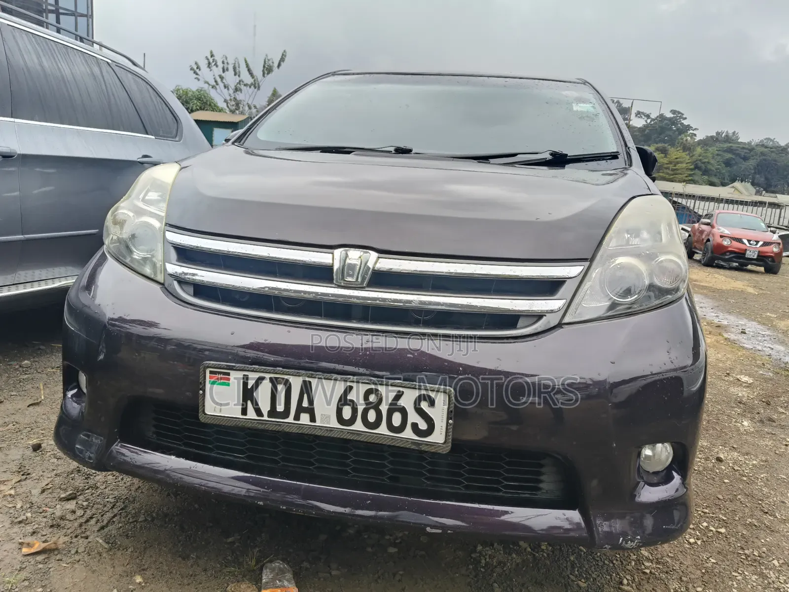 Toyota ISIS 2013 Maroon
