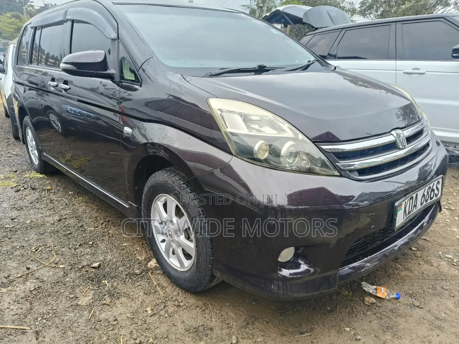 Toyota ISIS 2013 Maroon