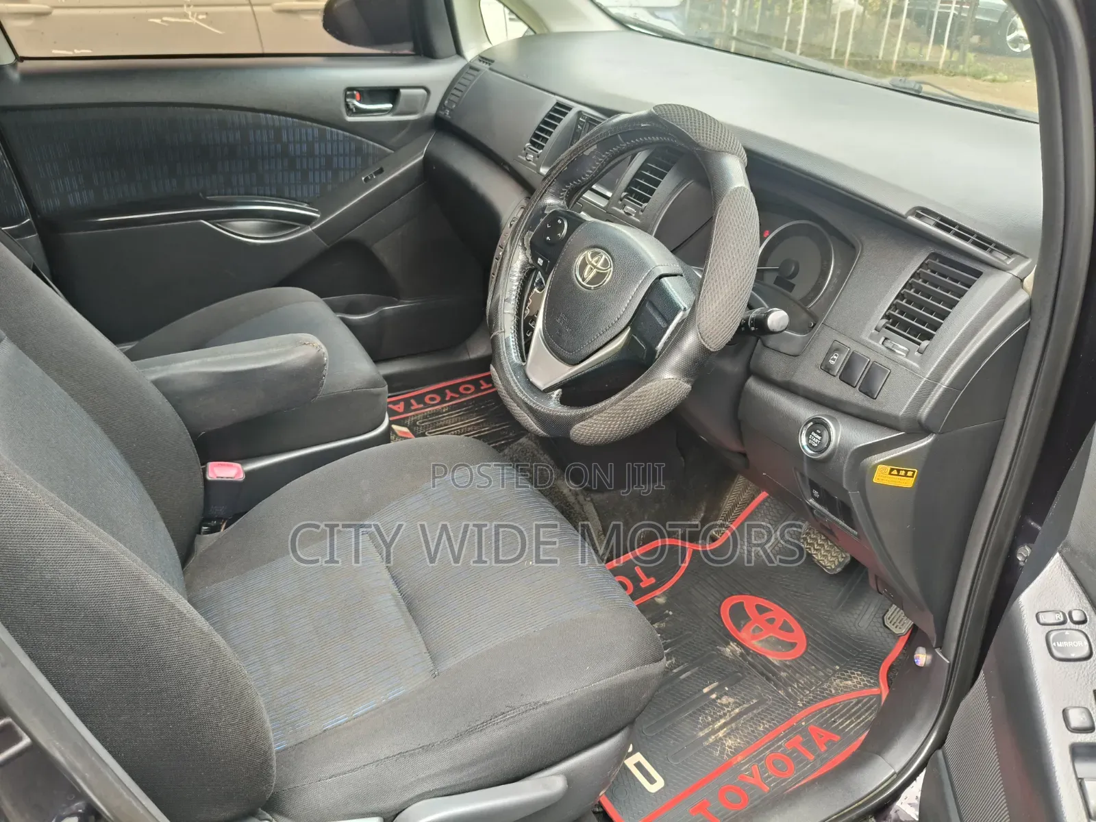 Toyota ISIS 2013 Maroon