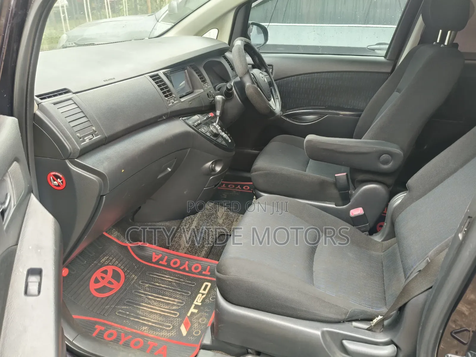 Toyota ISIS 2013 Maroon