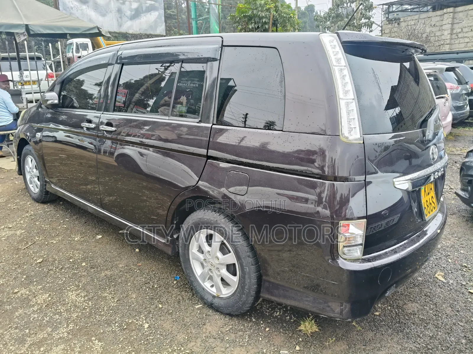 Toyota ISIS 2013 Maroon