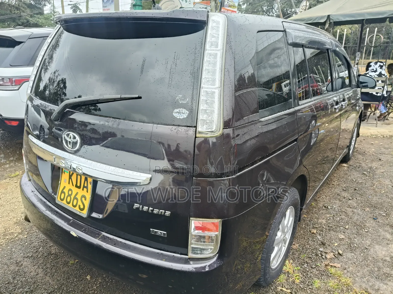 Toyota ISIS 2013 Maroon