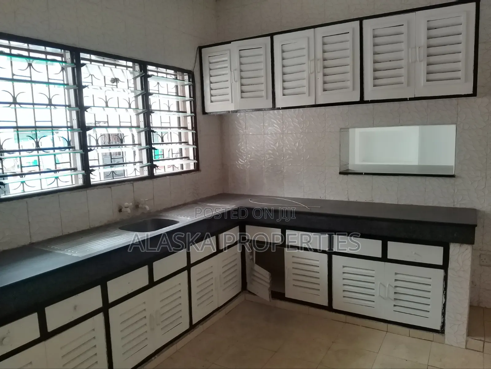 4bdrm Mansion in Beach Road, Nyali Mkomani for rent