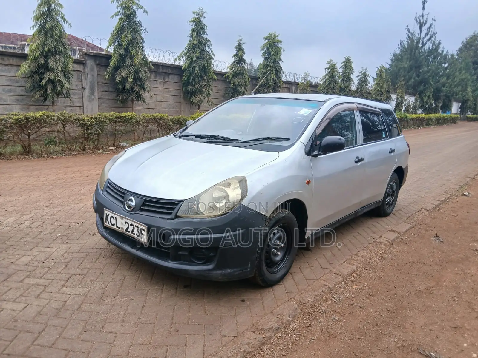 Nissan Advan 2010 Silver