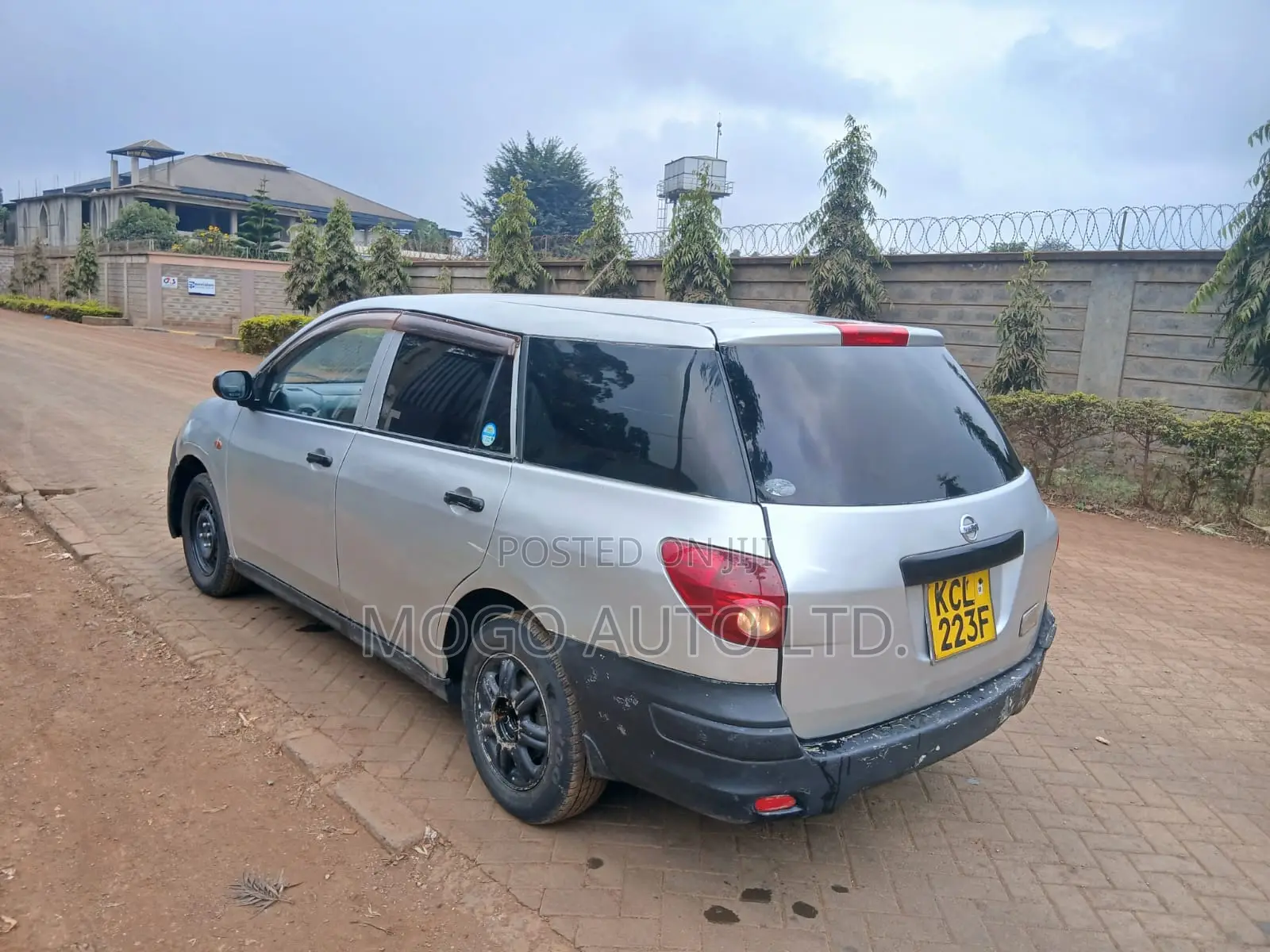 Nissan Advan 2010 Silver