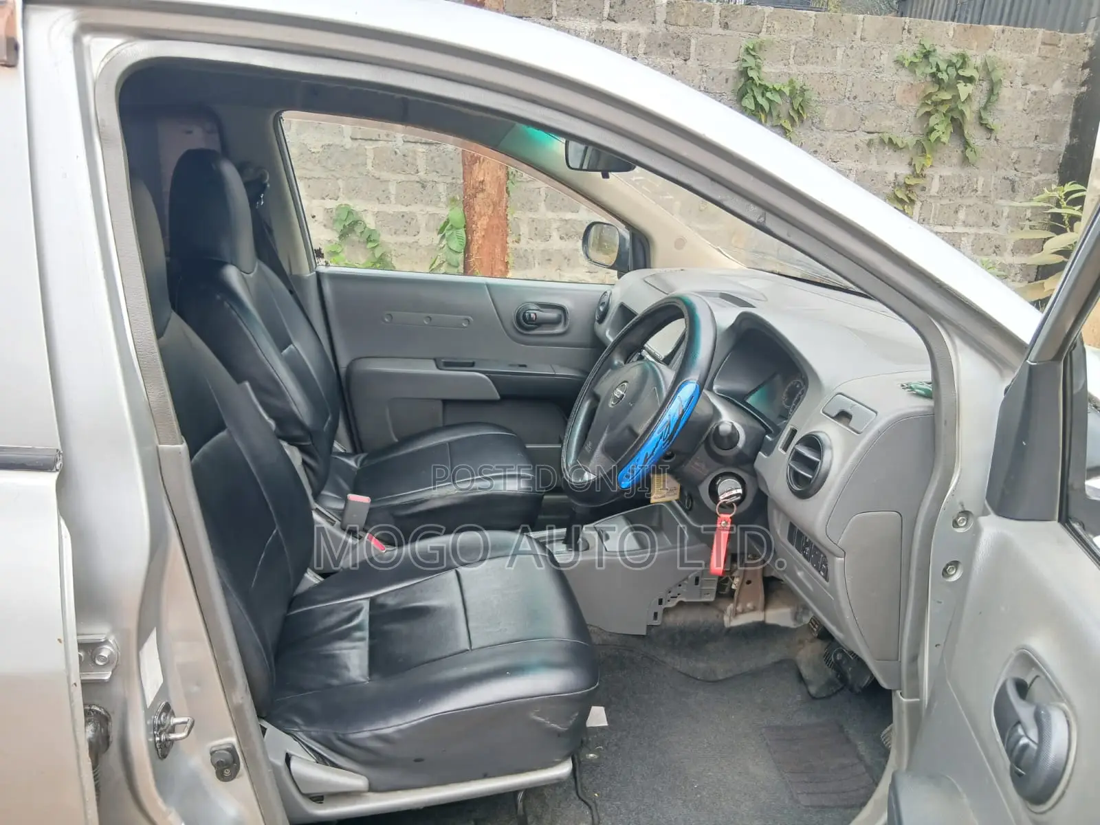 Nissan Advan 2010 Silver