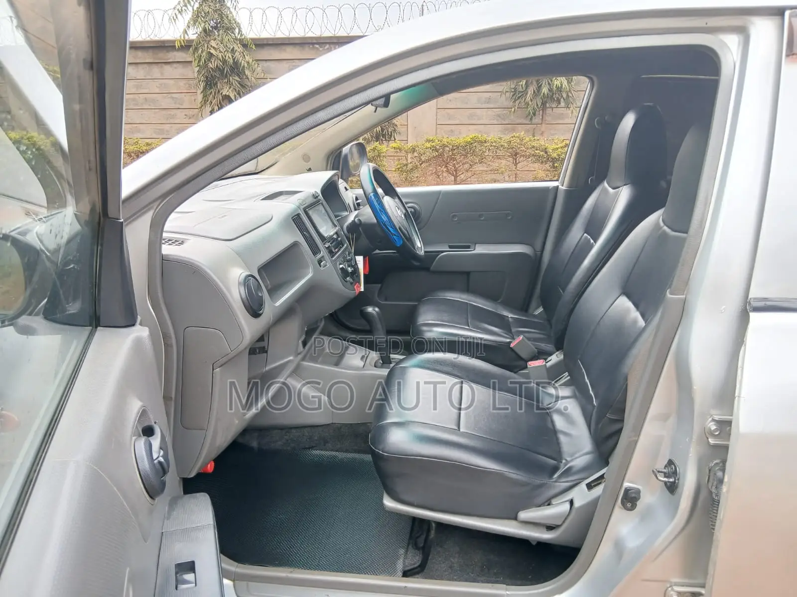Nissan Advan 2010 Silver
