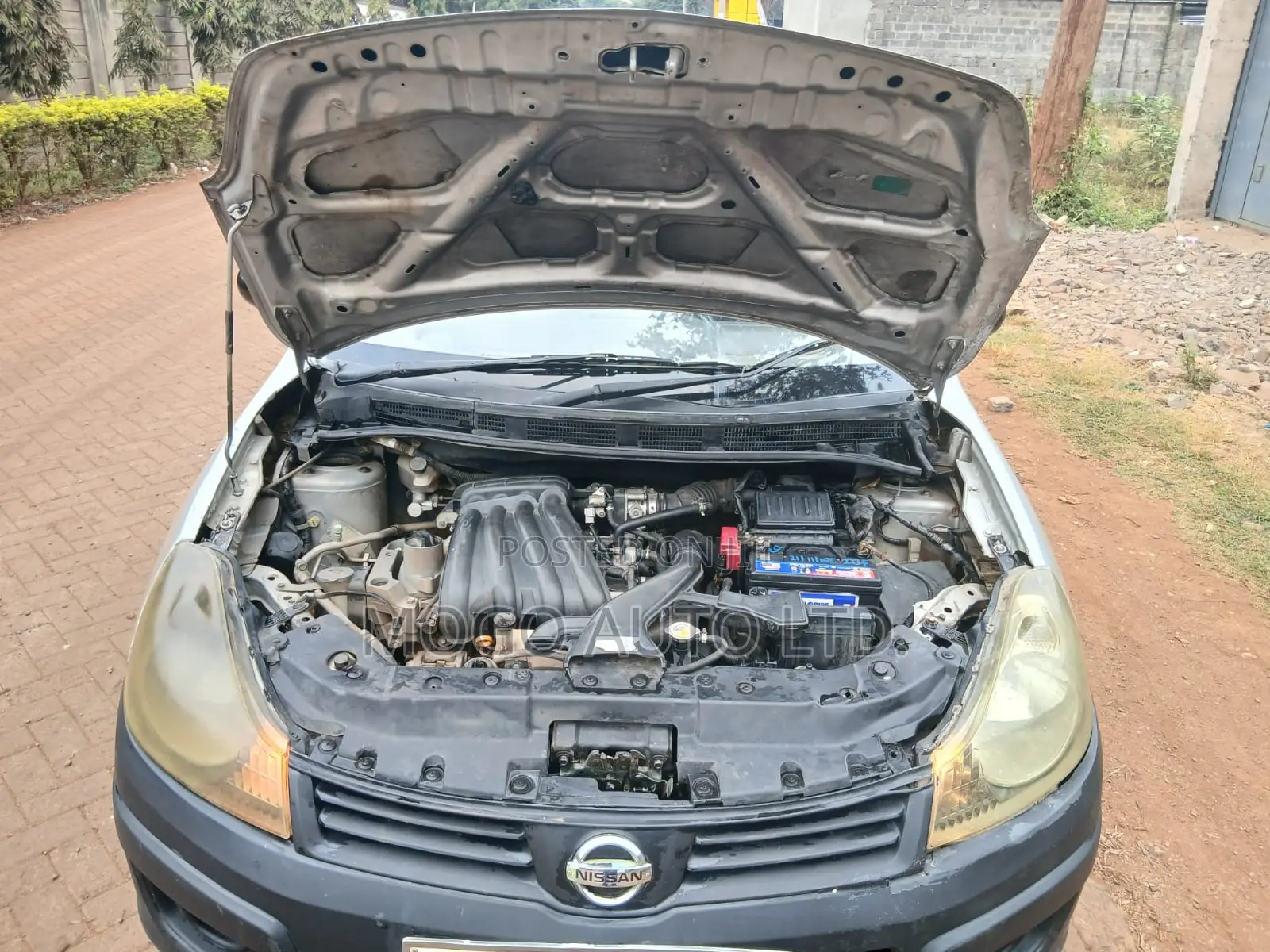 Nissan Advan 2010 Silver