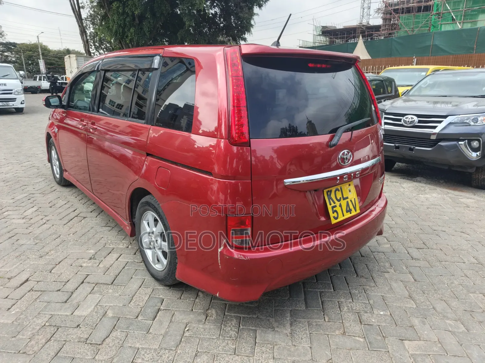 Toyota ISIS 2010 Red