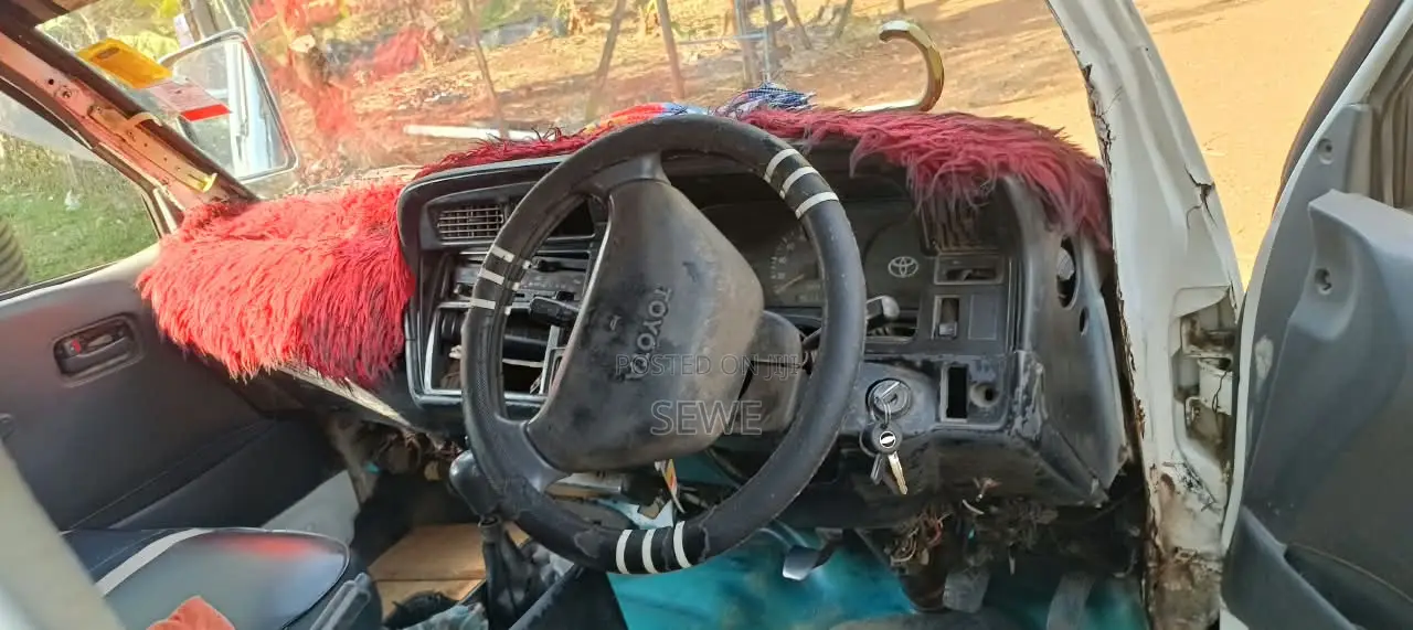 Toyota HiAce 1998 White