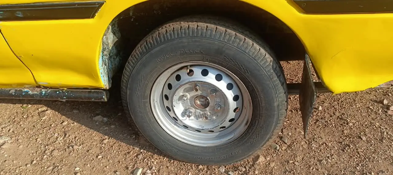 Toyota HiAce 1998 Yellow