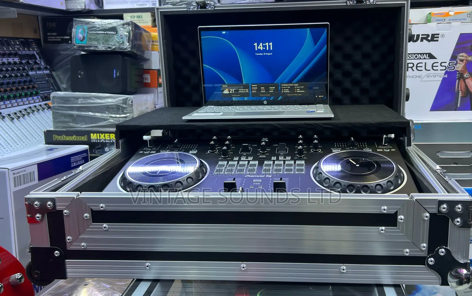 Pioneer DDJ-REV1 DJ Controller With Flight Case – Perfect Condition