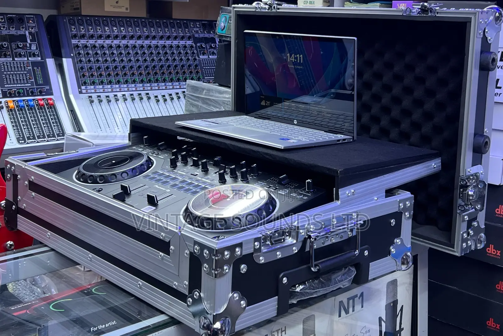 Pioneer DDJ-REV1 DJ Controller With Flight Case – Perfect Condition