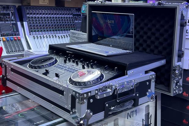 Pioneer DDJ-REV1 DJ Controller With Flight Case – Perfect Condition