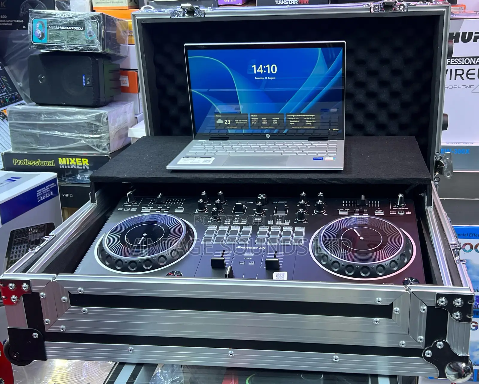 Pioneer DDJ-REV1 DJ Controller With Flight Case – Perfect Condition