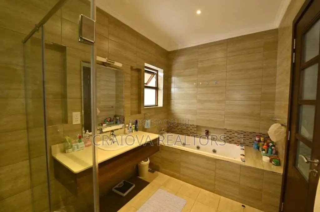 5bdrm Villa in Valley Arcade for sale