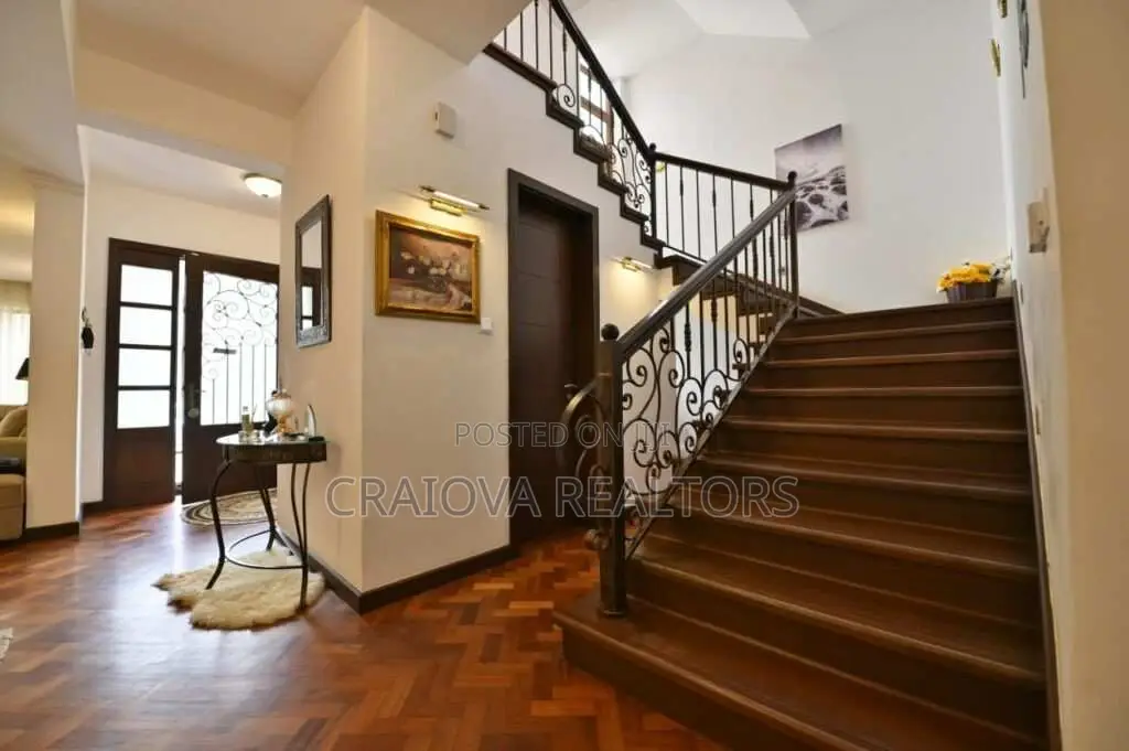 5bdrm Villa in Valley Arcade for sale