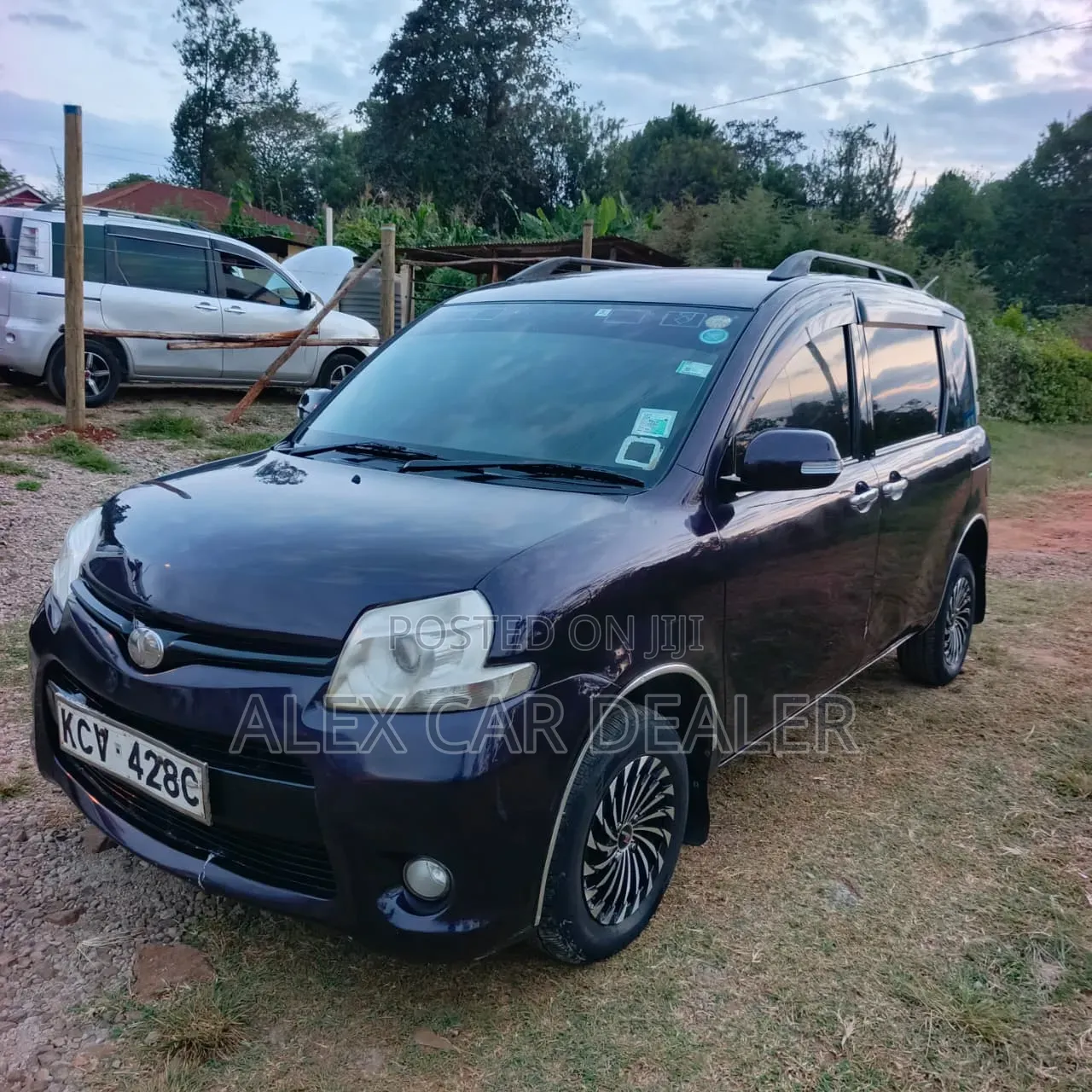 Toyota Sienta 2013 Maroon