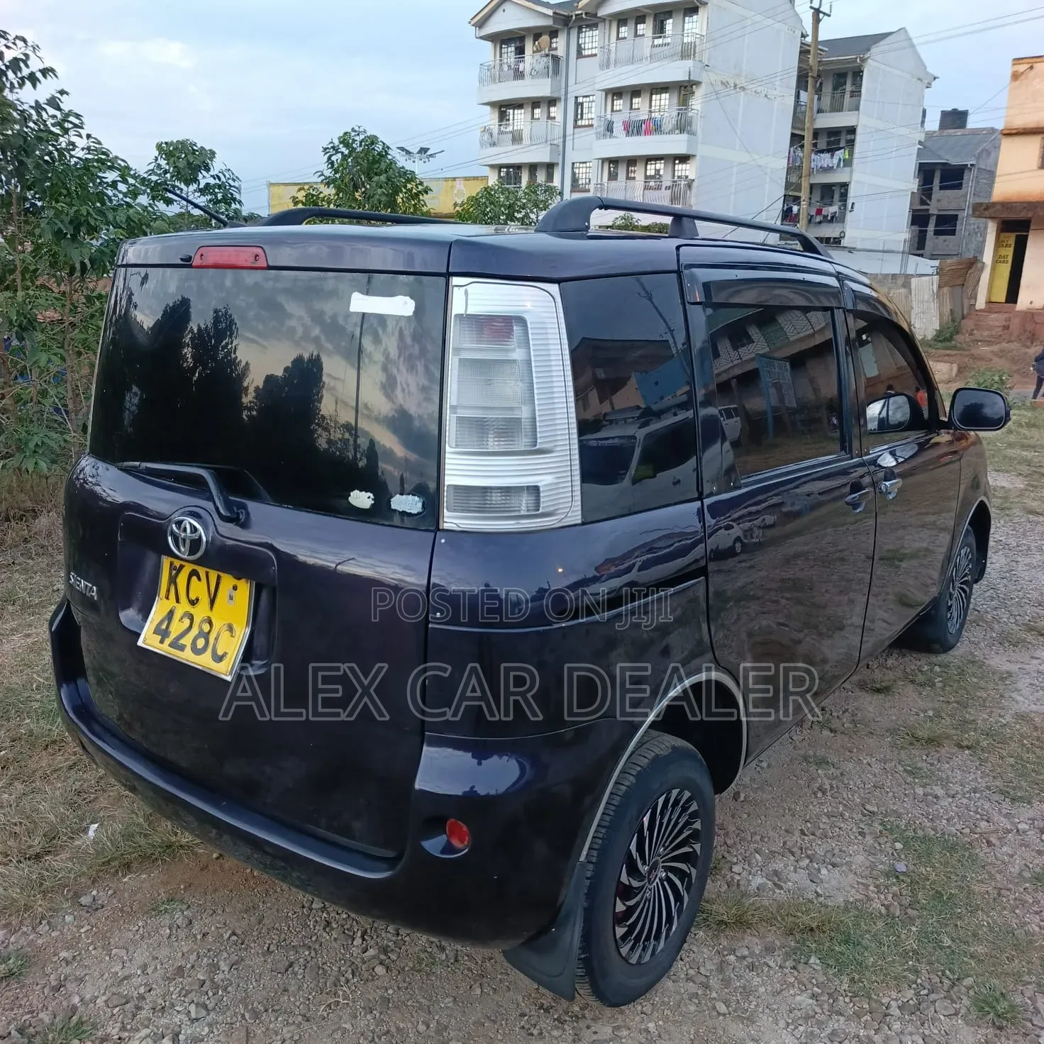 Toyota Sienta 2013 Maroon