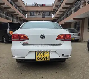 Volkswagen Passat 2011 White