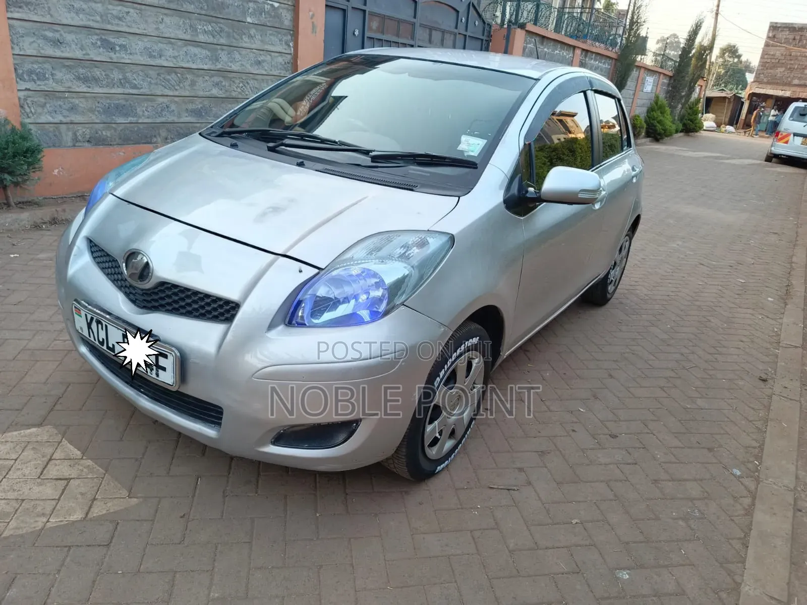 Toyota Vitz 2009 Silver