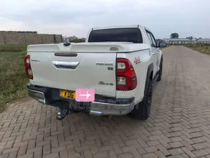 Toyota Hilux 2016 White