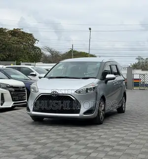 Toyota Sienta 2019 Silver