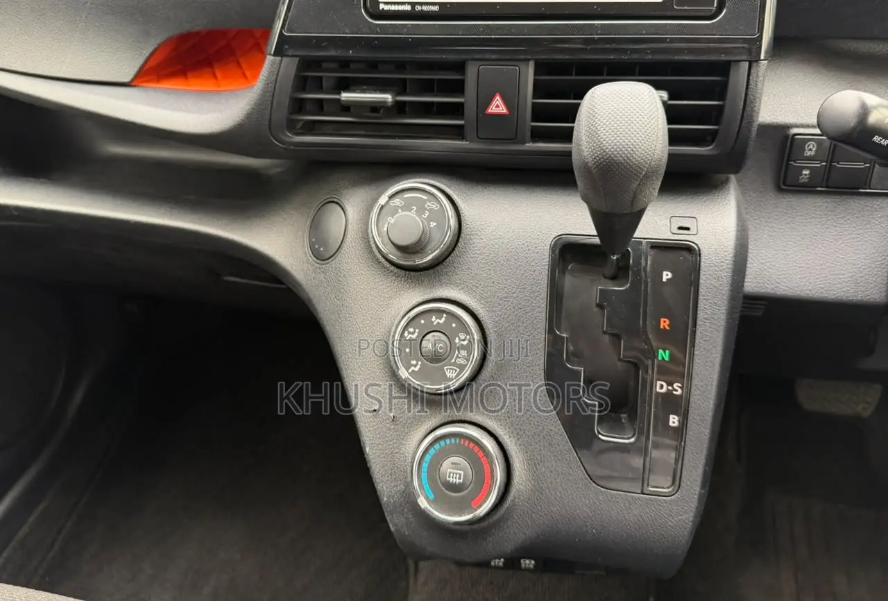 Toyota Sienta 2019 Silver