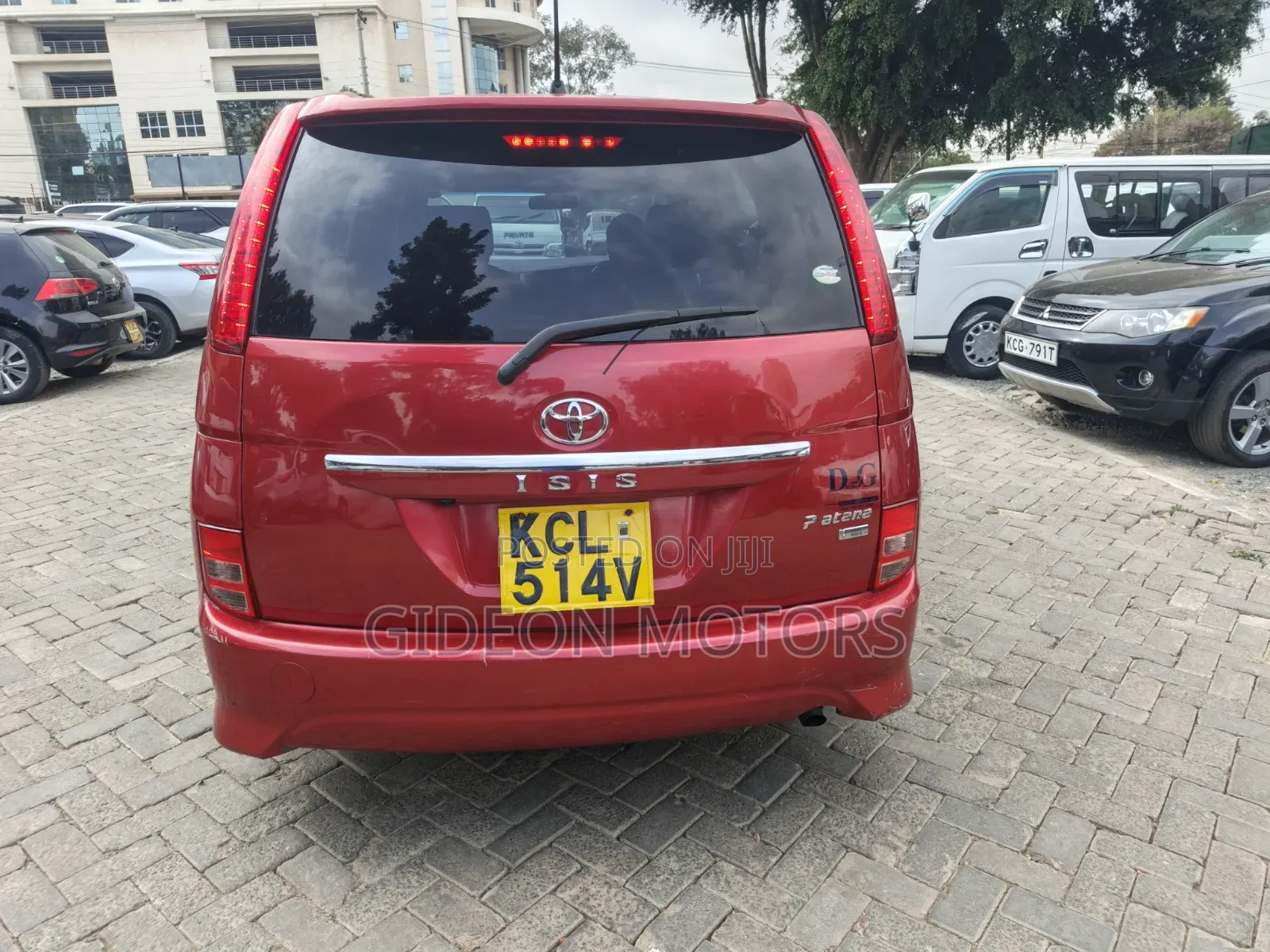 Toyota ISIS 2010 Red