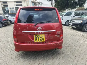 Toyota ISIS 2010 Red