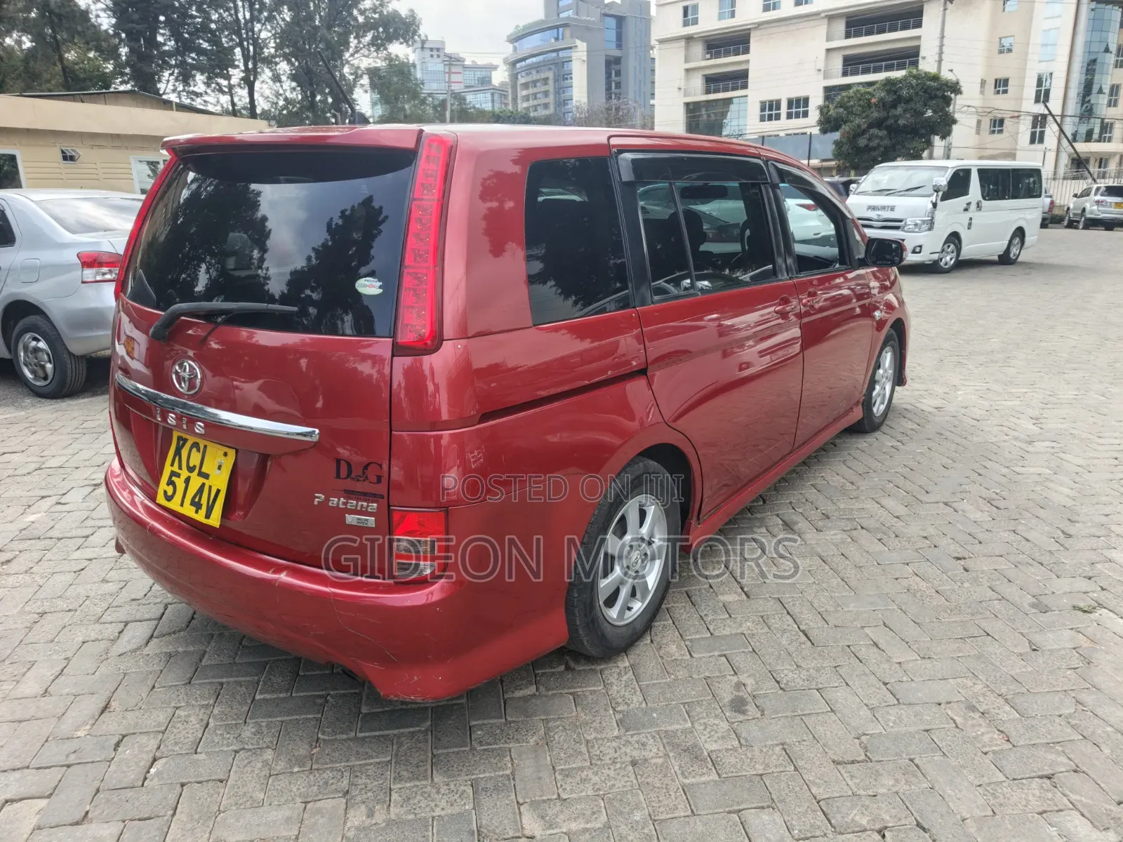 Toyota ISIS 2010 Red
