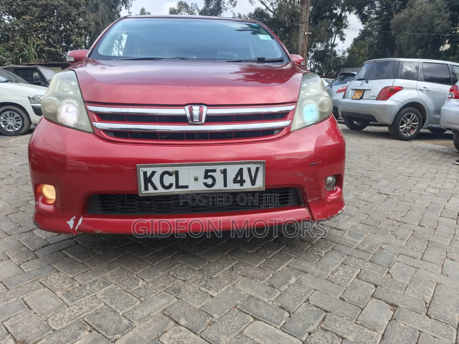 Toyota ISIS 2010 Red