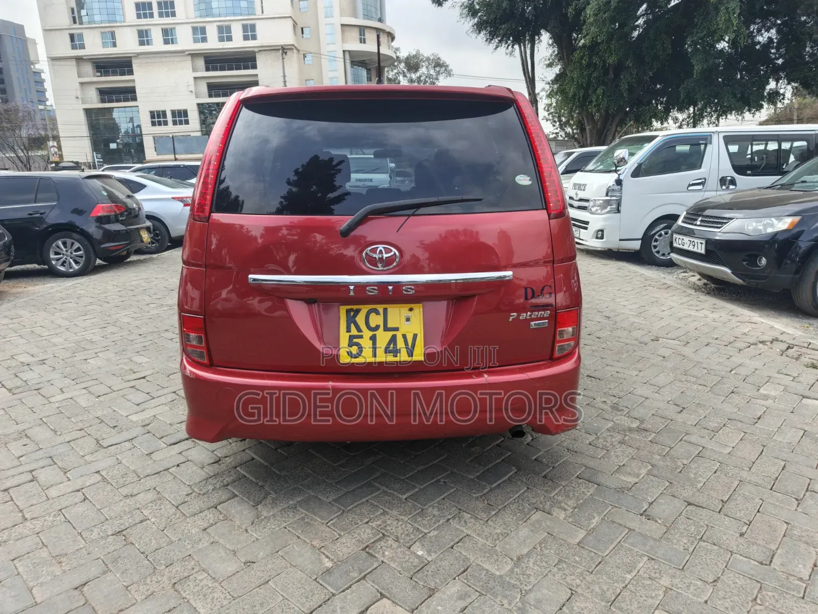Toyota ISIS 2010 Red