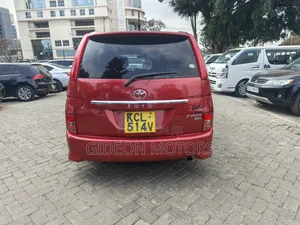 Toyota ISIS 2010 Red