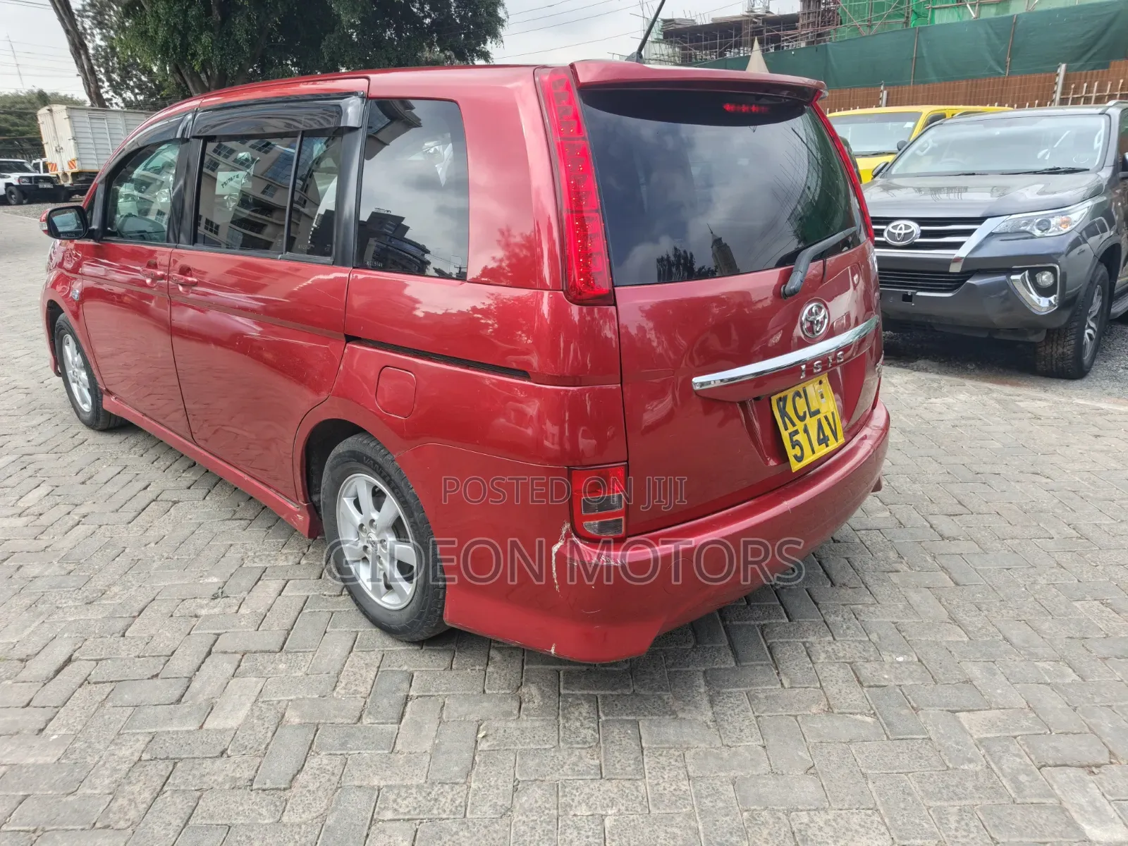 Toyota ISIS 2010 Red