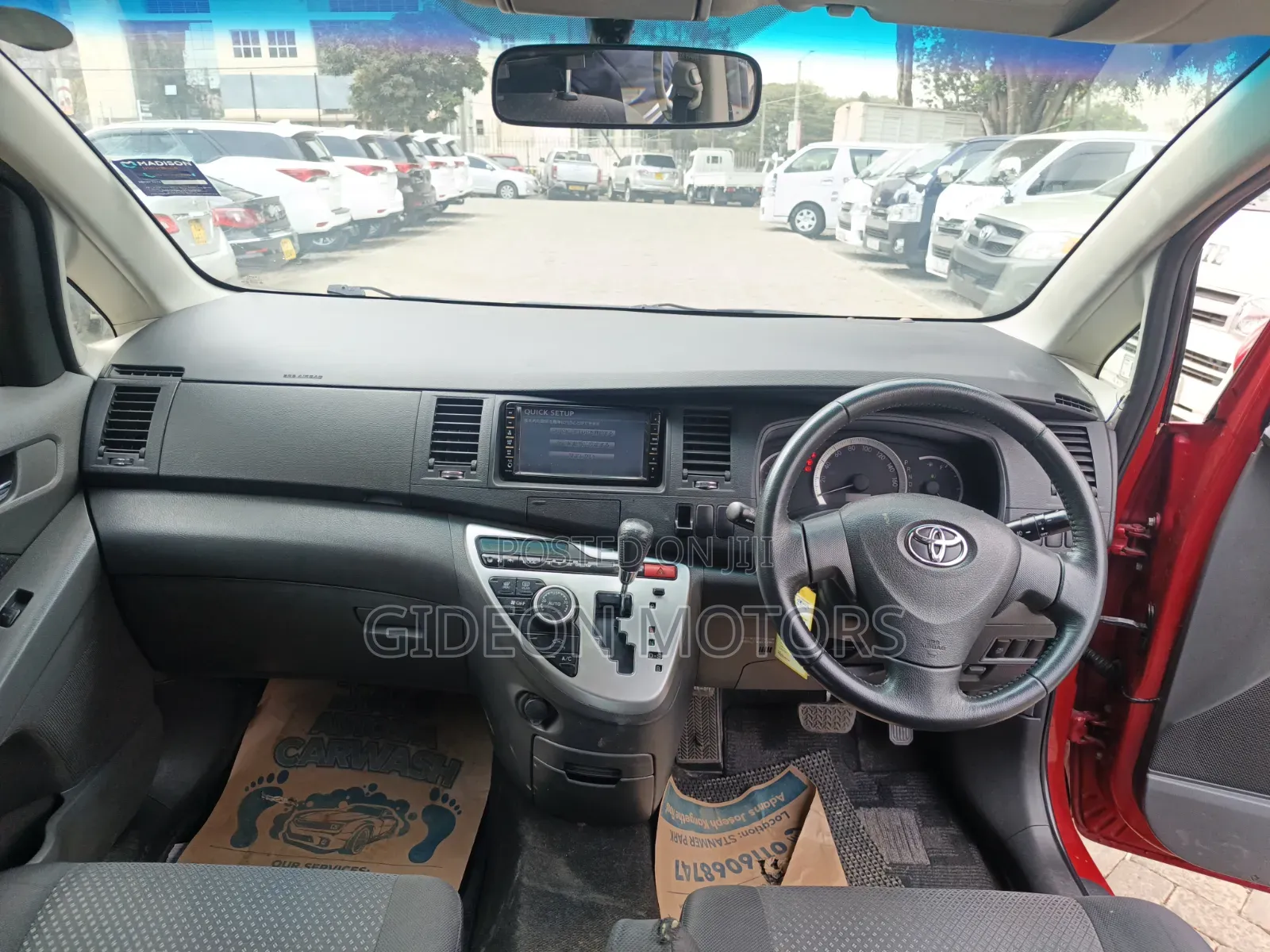 Toyota ISIS 2010 Red