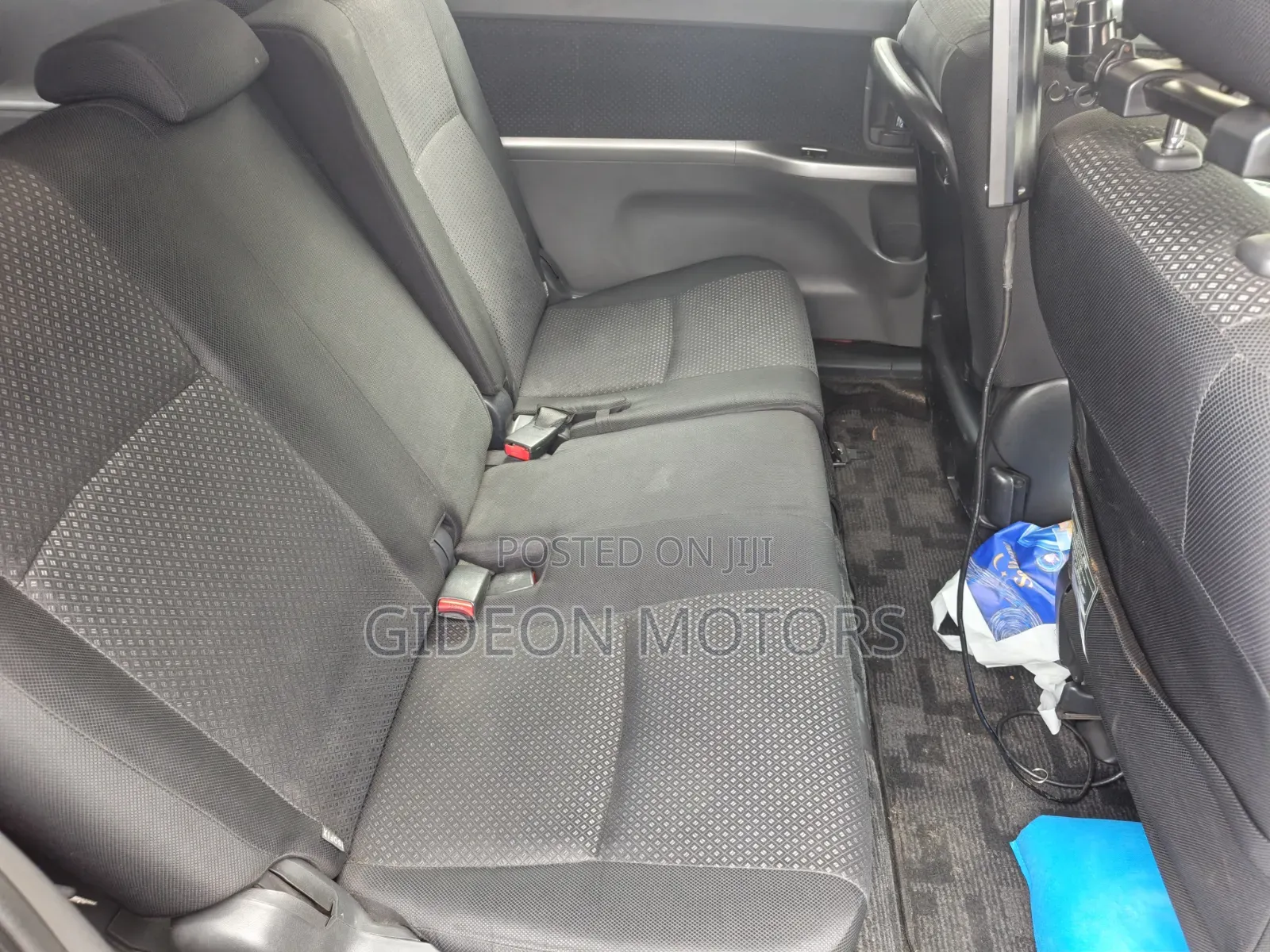 Toyota ISIS 2010 Red