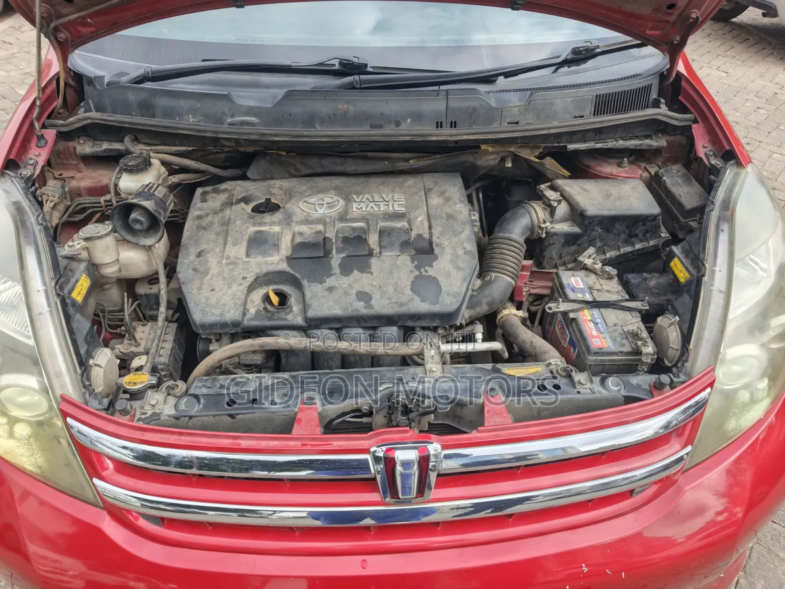 Toyota ISIS 2010 Red