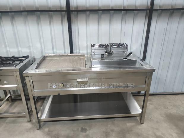 Combined Griddle and a Fryer