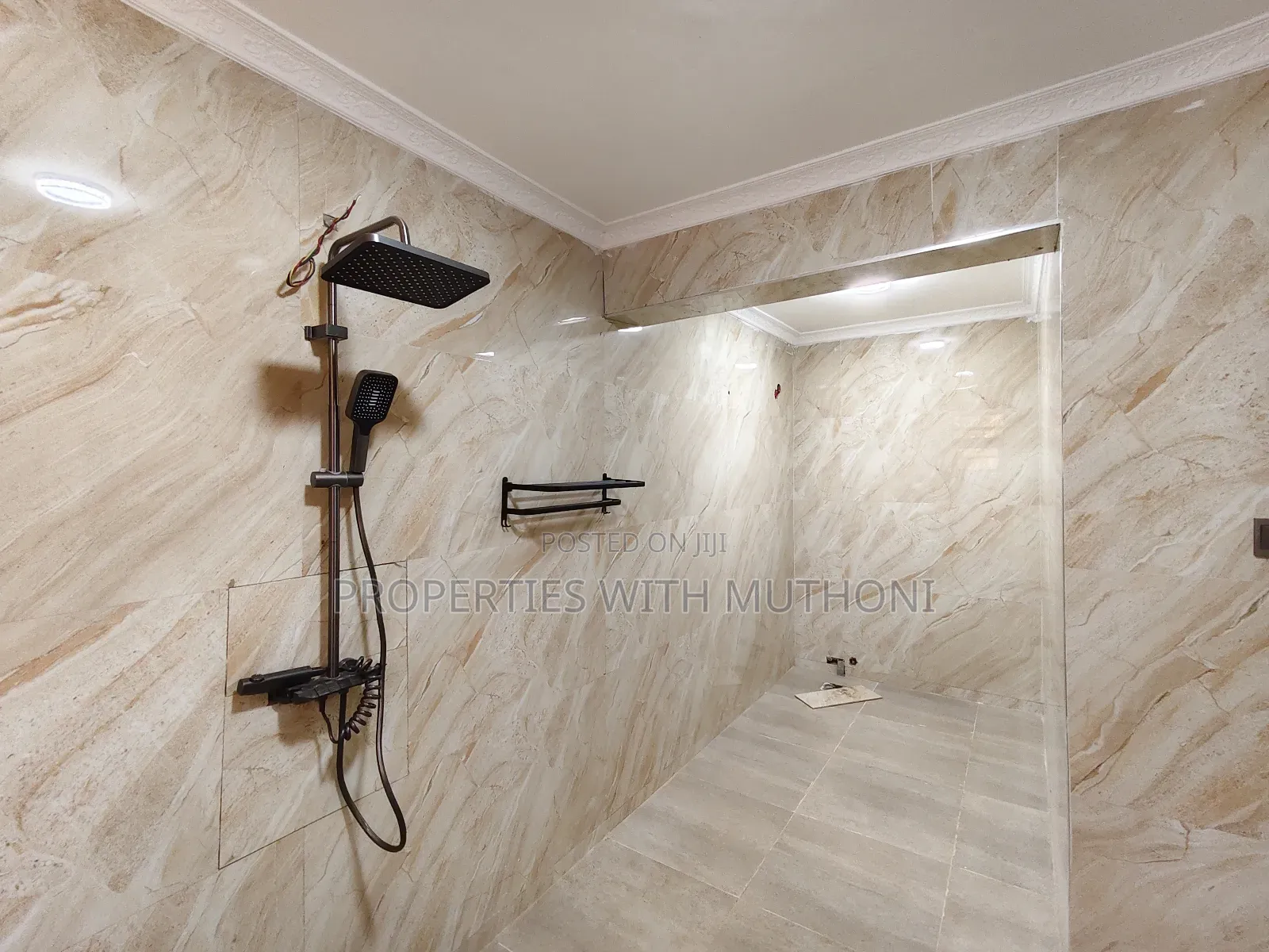 6bdrm Maisonette in Kibiku for sale