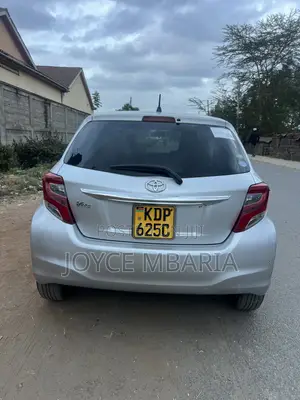 Toyota Vitz 2017 Silver