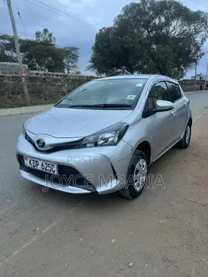 Toyota Vitz 2017 Silver