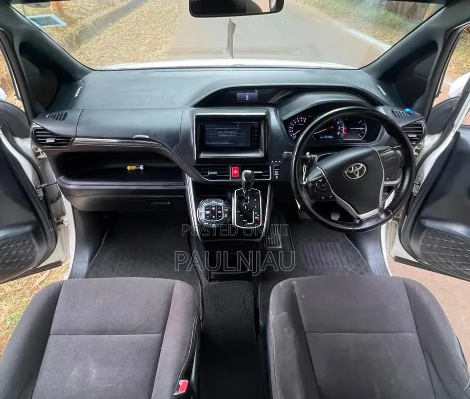 Toyota Voxy 2016