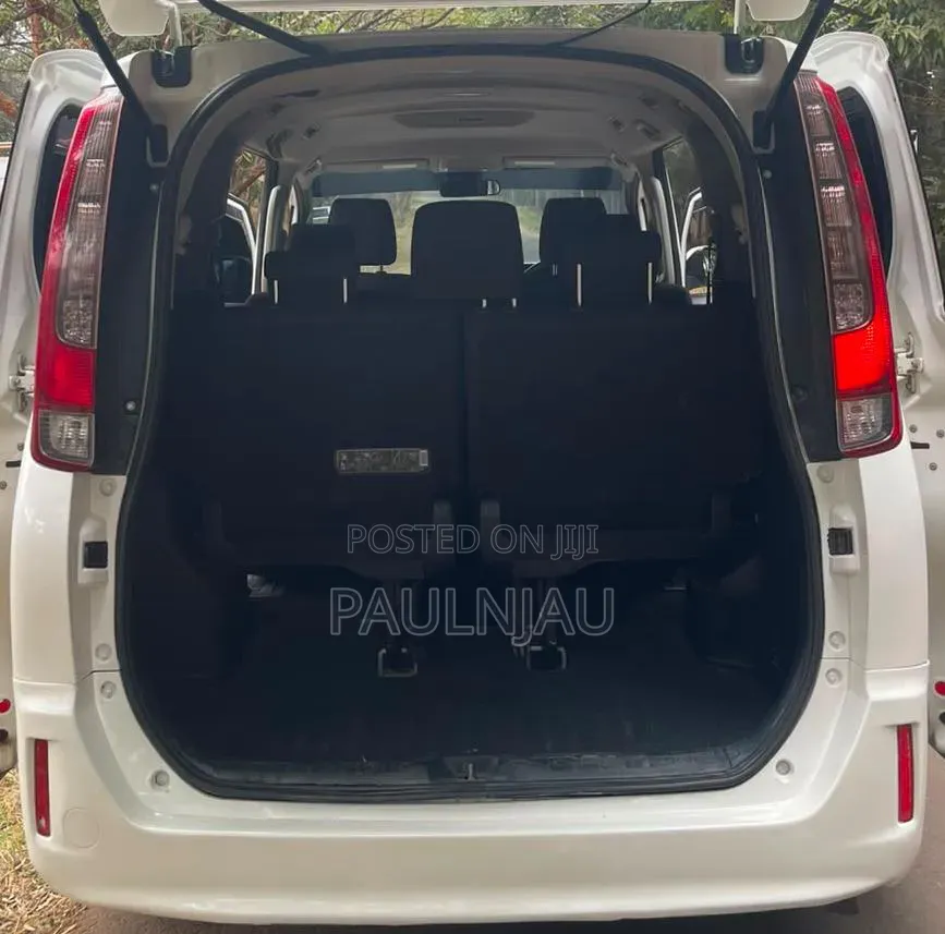 Toyota Voxy 2016