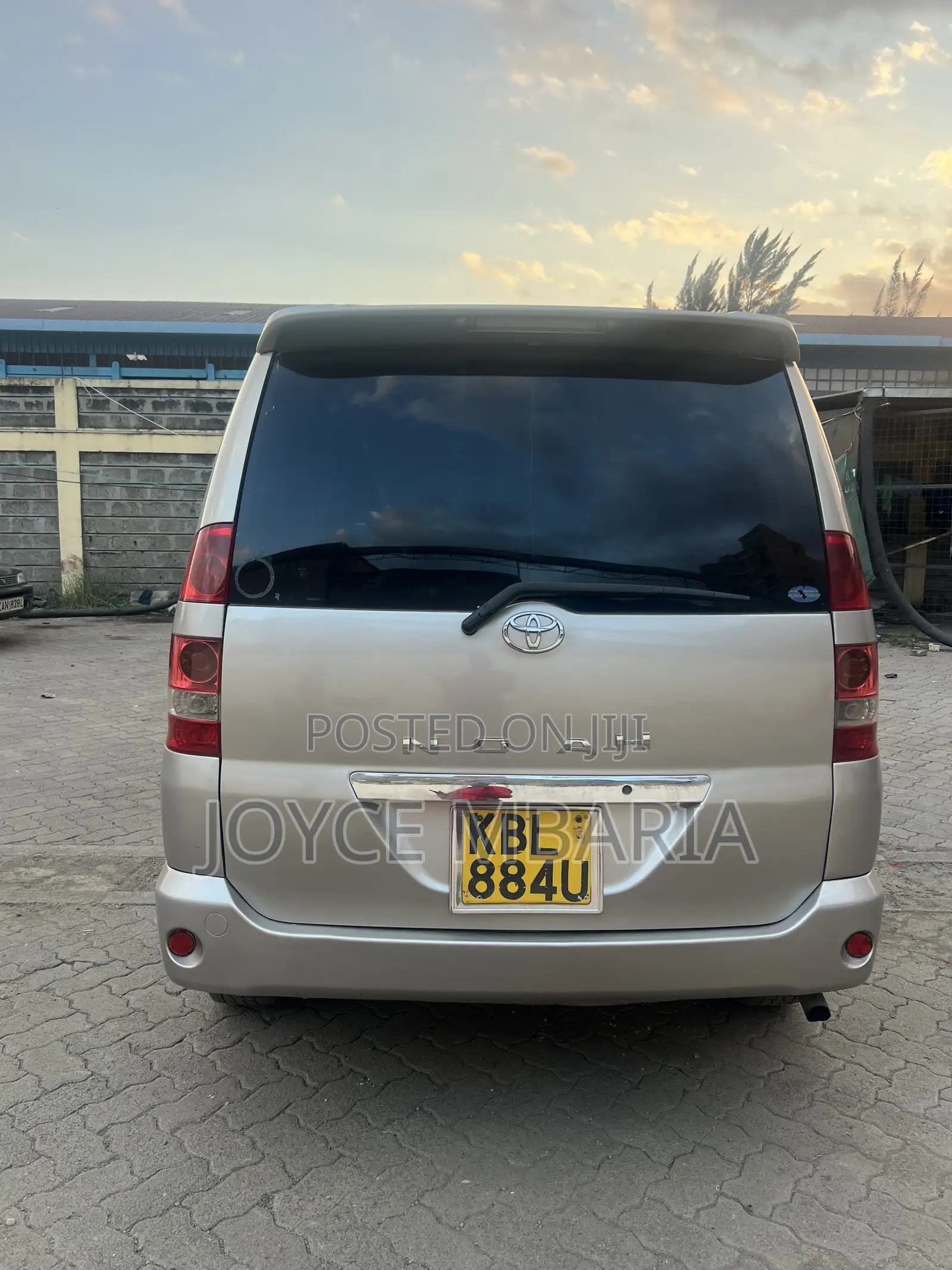 Toyota Noah 2005 Gold