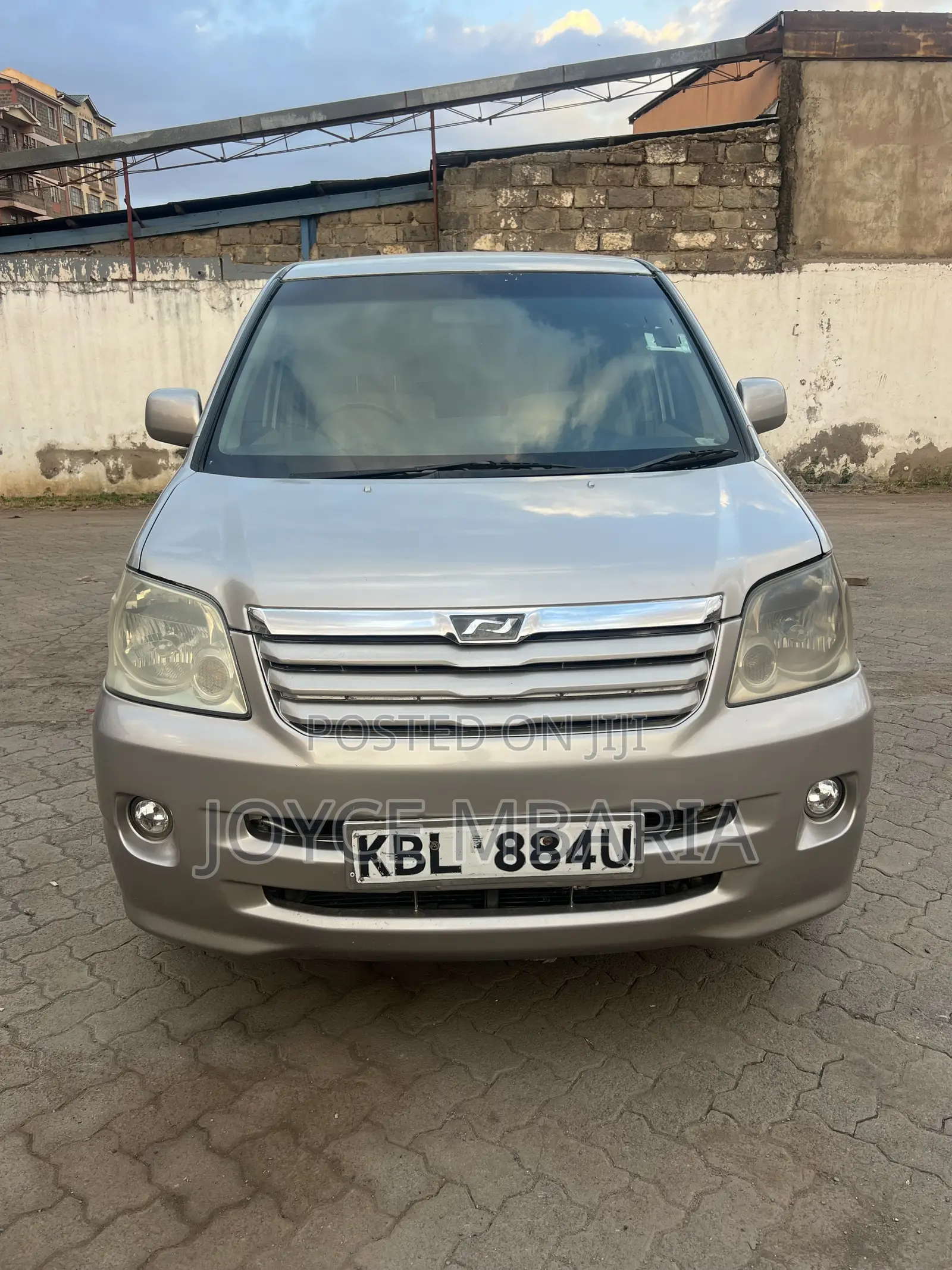 Toyota Noah 2005 Gold