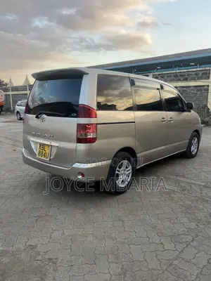 Toyota Noah 2005 Gold